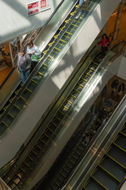 Yürüyen merdiven. Yürüyen merdivendeki insanlar.