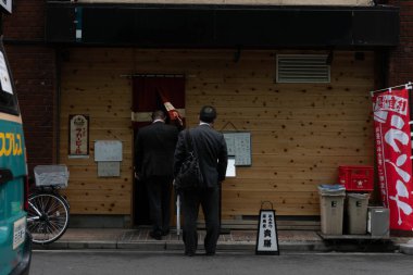 Çin caddesi manzarası binalar ve insanlarla dolu.