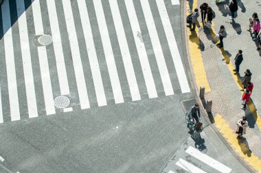 Yaya geçidinde insanların olduğu cadde manzarası