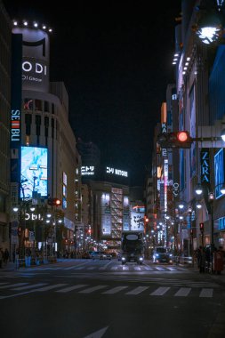 Gece vakti Çin caddesinde binaların ve insanların görüntüsü.