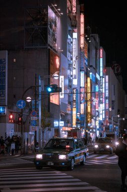 Gece vakti Çin caddesinde binaların ve insanların görüntüsü.