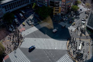 Yaya geçidinde insanların olduğu cadde manzarası