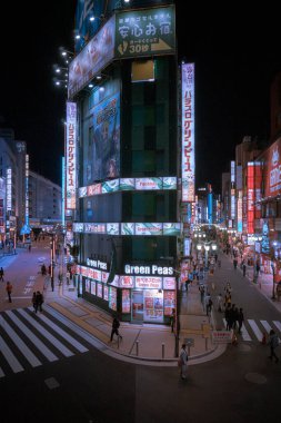 Gece vakti Çin caddesinde binaların ve insanların görüntüsü.