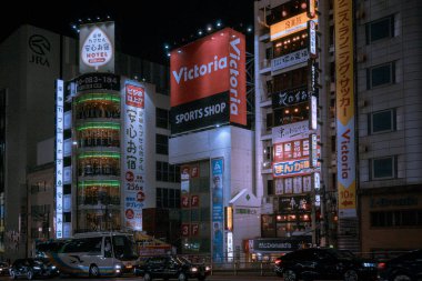 Gece vakti Çin caddesinde binaların ve insanların görüntüsü.