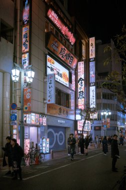 Gece vakti Çin caddesinde binaların ve insanların görüntüsü.