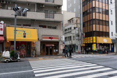 Çin caddesi manzarası binalar ve insanlarla dolu.