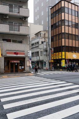 Çin caddesi manzarası binalar ve insanlarla dolu.
