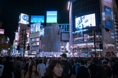 Gece vakti Çin caddesinde binaların ve insanların görüntüsü.