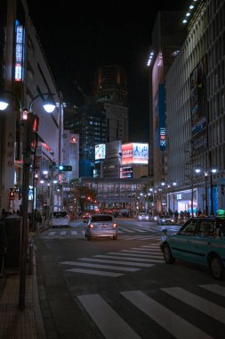 Gece vakti Çin caddesinde binaların ve insanların görüntüsü.