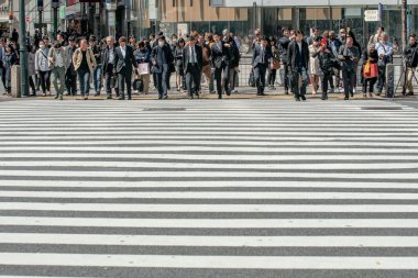 Yaya geçidinde insanların olduğu cadde manzarası