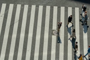 Yaya geçidinde insanların olduğu cadde manzarası