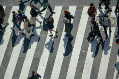 Yaya geçidinde insanların olduğu cadde manzarası