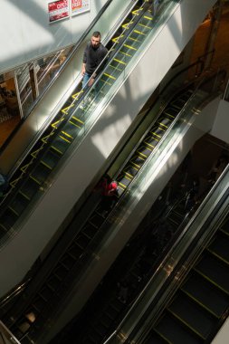 Yürüyen merdiven. Yürüyen merdivendeki insanlar.