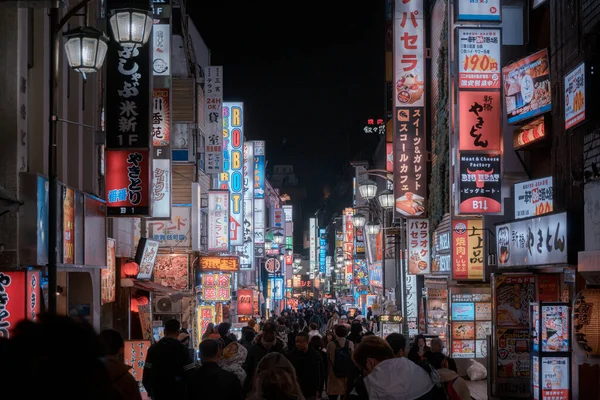 夜の建物や人と中国の通りの眺め — ストック写真