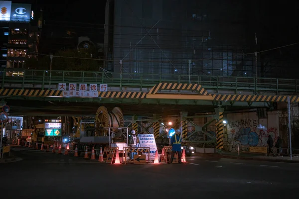 夜の建物や人と中国の通りの眺め — ストック写真