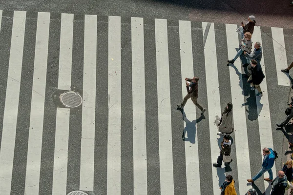 横断歩道で人々と通りの眺め — ストック写真