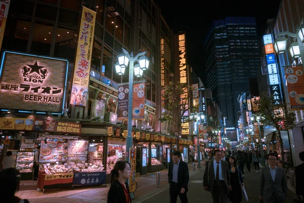 夜の建物や人と中国の通りの眺め — ストック写真