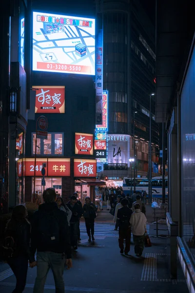 夜の建物や人と中国の通りの眺め — ストック写真