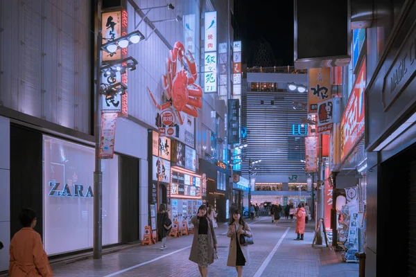 夜の建物や人と中国の通りの眺め — ストック写真