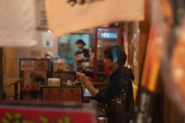 Chińczyk Telefonem Komórkowym Siedzi Kawiarni — Zdjęcie stockowe