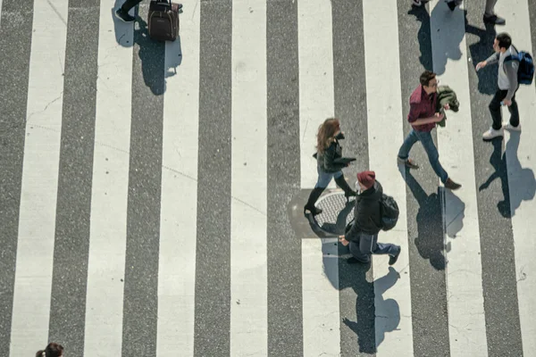 横断歩道で人々と通りの眺め — ストック写真