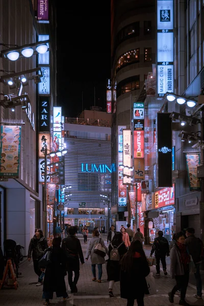 夜景中国街道上的建筑物和人 — 图库照片