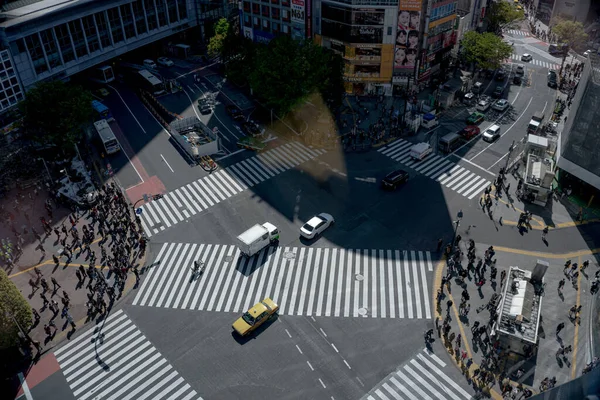 Utsikt Över Gatan Med Människor Vid Övergångsstället — Stockfoto