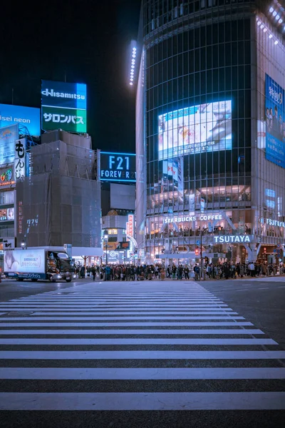 夜の建物や人と中国の通りの眺め — ストック写真