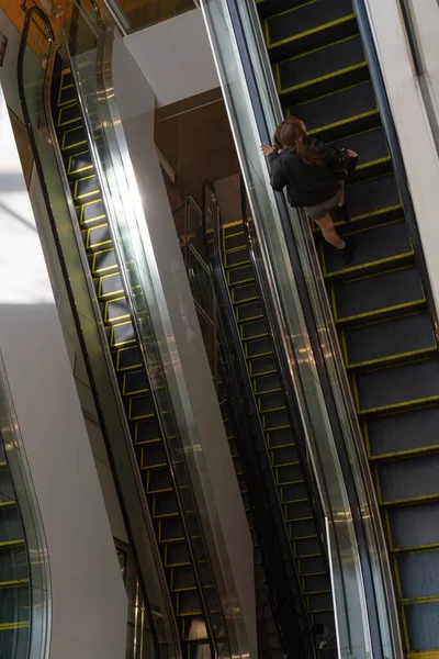 Rolltreppe Bewegung Menschen Auf Der Rolltreppe — Stockfoto