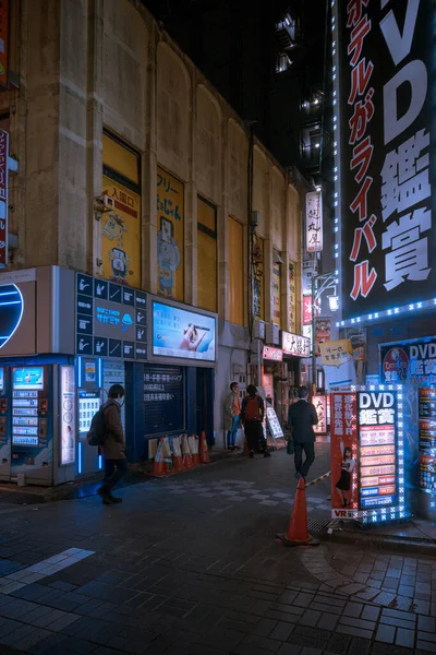 夜景中国街道上的建筑物和人 — 图库照片