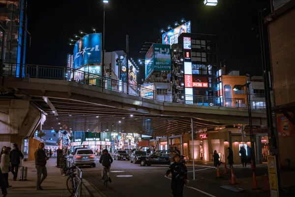 夜の建物や人と中国の通りの眺め — ストック写真