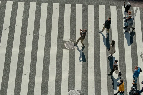 Yaya geçidinde insanların olduğu cadde manzarası