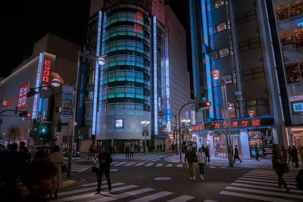 夜の建物や人と中国の通りの眺め — ストック写真