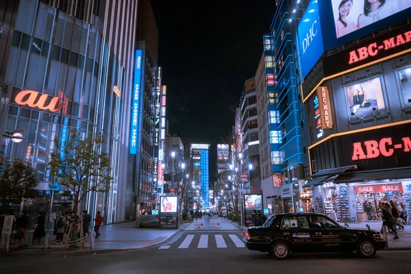 夜の建物や人と中国の通りの眺め — ストック写真