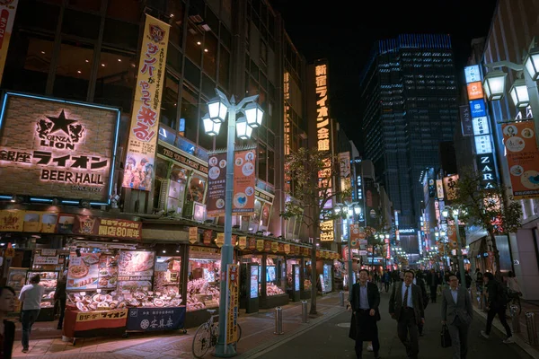 Gece vakti Çin caddesinde binaların ve insanların görüntüsü.