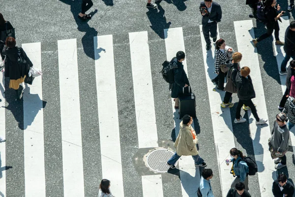 横断歩道で人々と通りの眺め — ストック写真