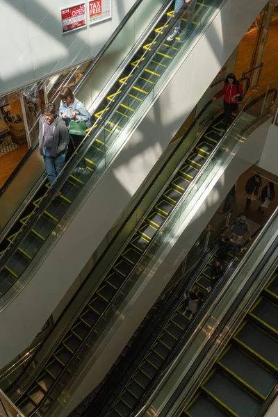 Yürüyen merdiven. Yürüyen merdivendeki insanlar.