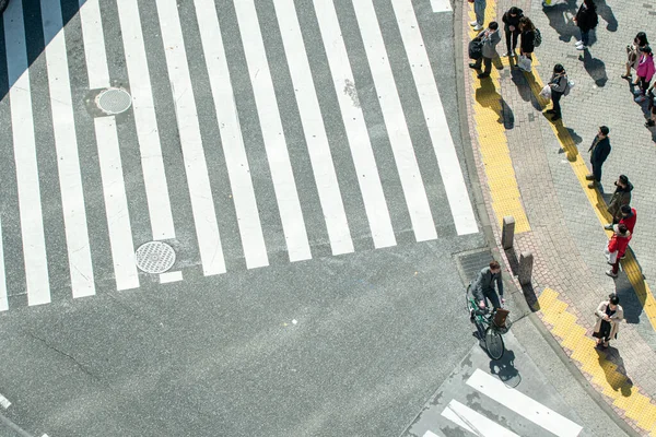 Yaya geçidinde insanların olduğu cadde manzarası