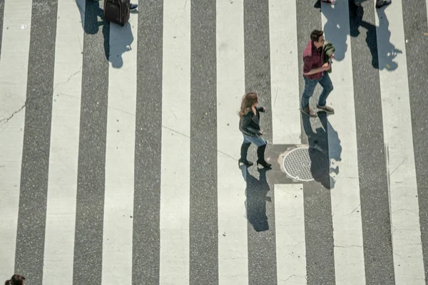 Yaya geçidinde insanların olduğu cadde manzarası
