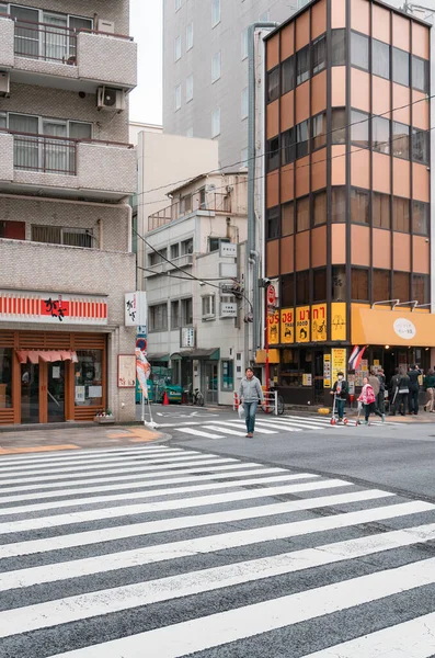Çin caddesi manzarası binalar ve insanlarla dolu.