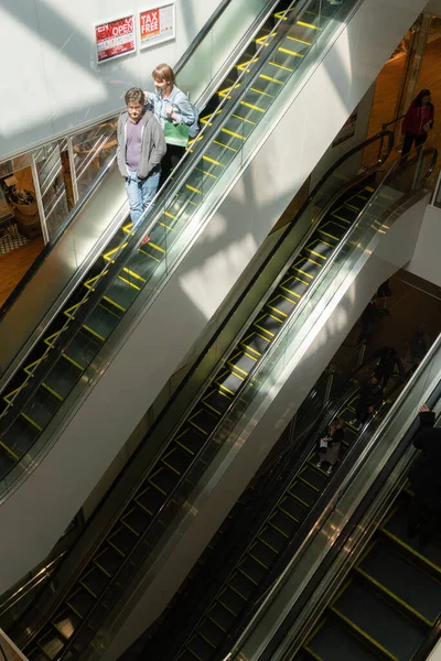 Yürüyen merdiven. Yürüyen merdivendeki insanlar.