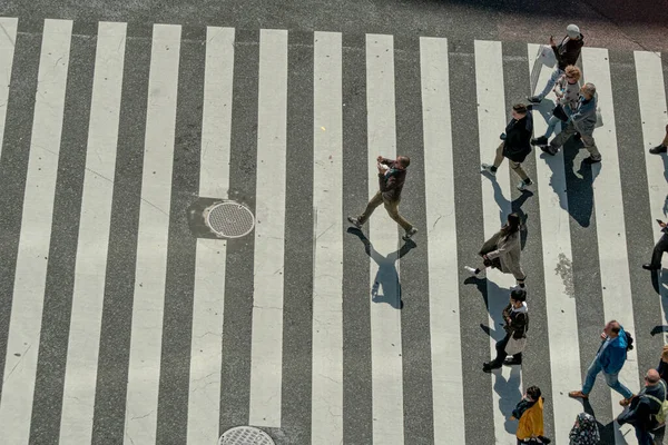 Yaya geçidinde insanların olduğu cadde manzarası