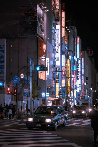 Gece vakti Çin caddesinde binaların ve insanların görüntüsü.