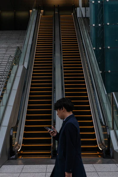 Blick Auf Den Mann Der Nähe Der Treppe — Stockfoto