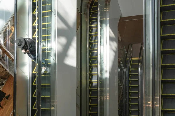 Rolltreppe Bewegung Menschen Auf Der Rolltreppe — Stockfoto