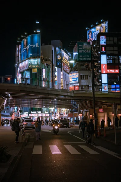 Gece vakti Çin caddesinde binaların ve insanların görüntüsü.