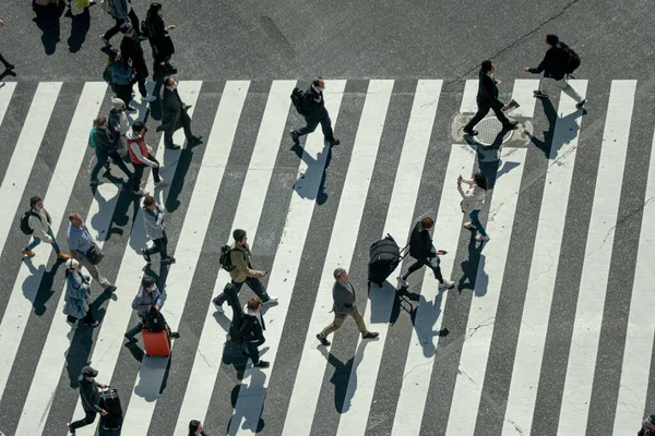 Blick Auf Die Straße Mit Menschen Der Kreuzung — Stockfoto