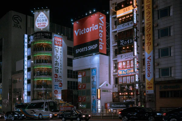 Gece vakti Çin caddesinde binaların ve insanların görüntüsü.