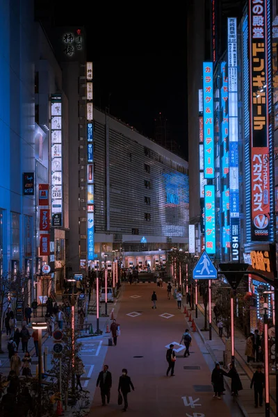 夜の建物や人と中国の通りの眺め — ストック写真