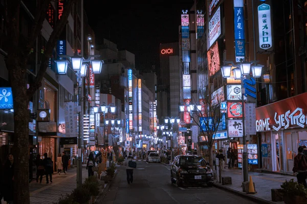 夜の建物や人と中国の通りの眺め — ストック写真